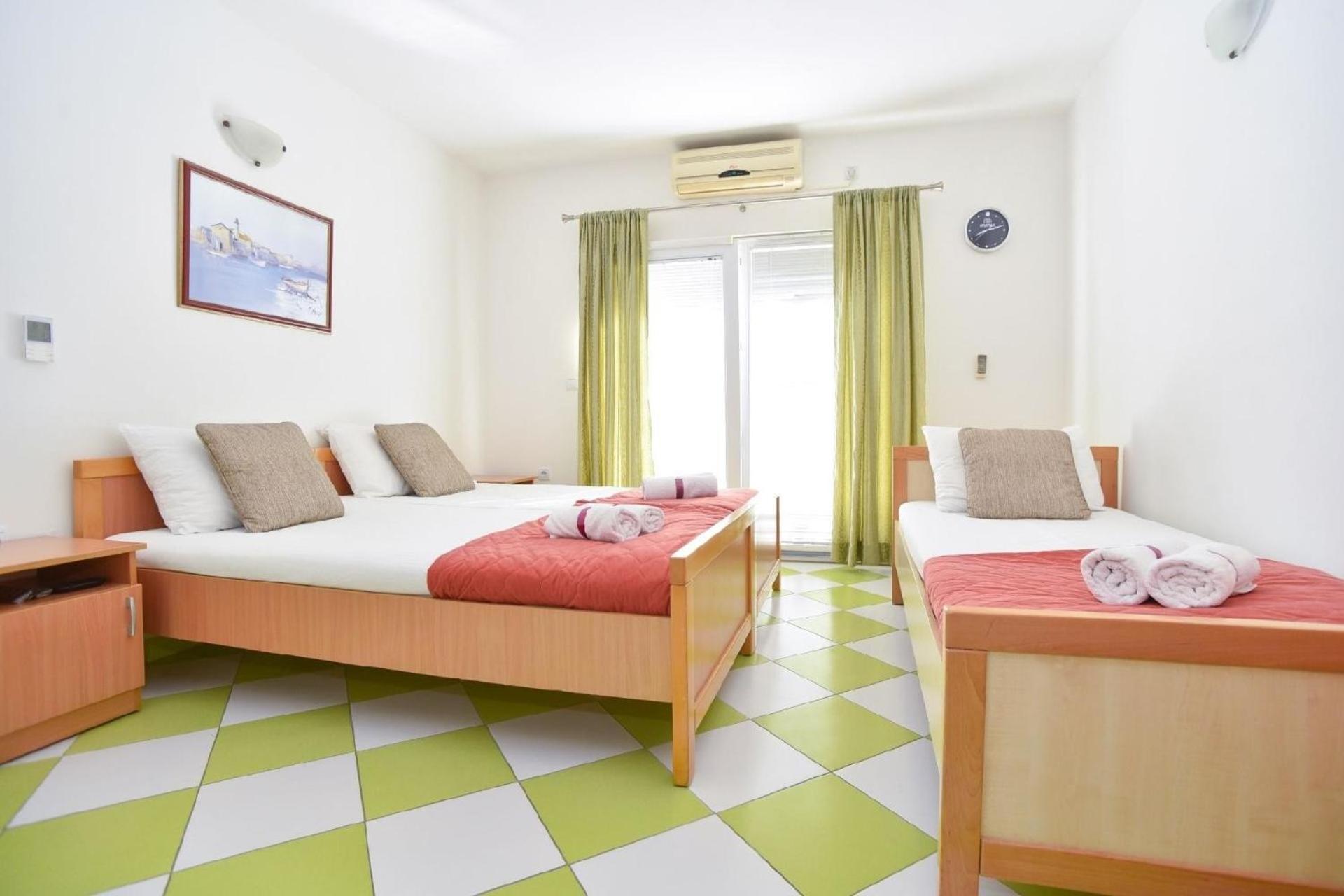 Apartment Fuer 3 Personen Ca 30 M In Tivat, Bucht Von Kotor